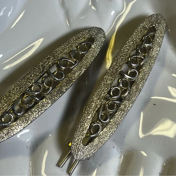 Pair of Vintage Golden Hair Clips with Intricate Design - Picture 7 of 13